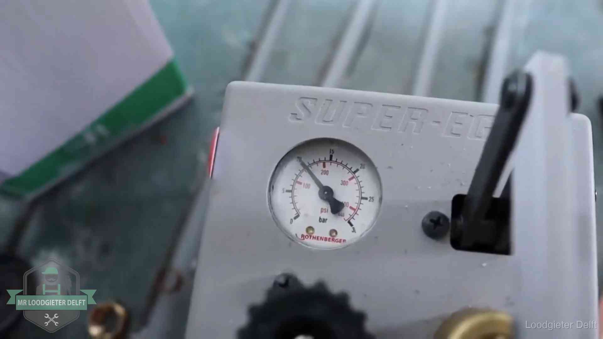 Verzekerd en aansprakelijk in Delft Manometer van een afperspomp bij controle van nieuw leidingwerk in Delft