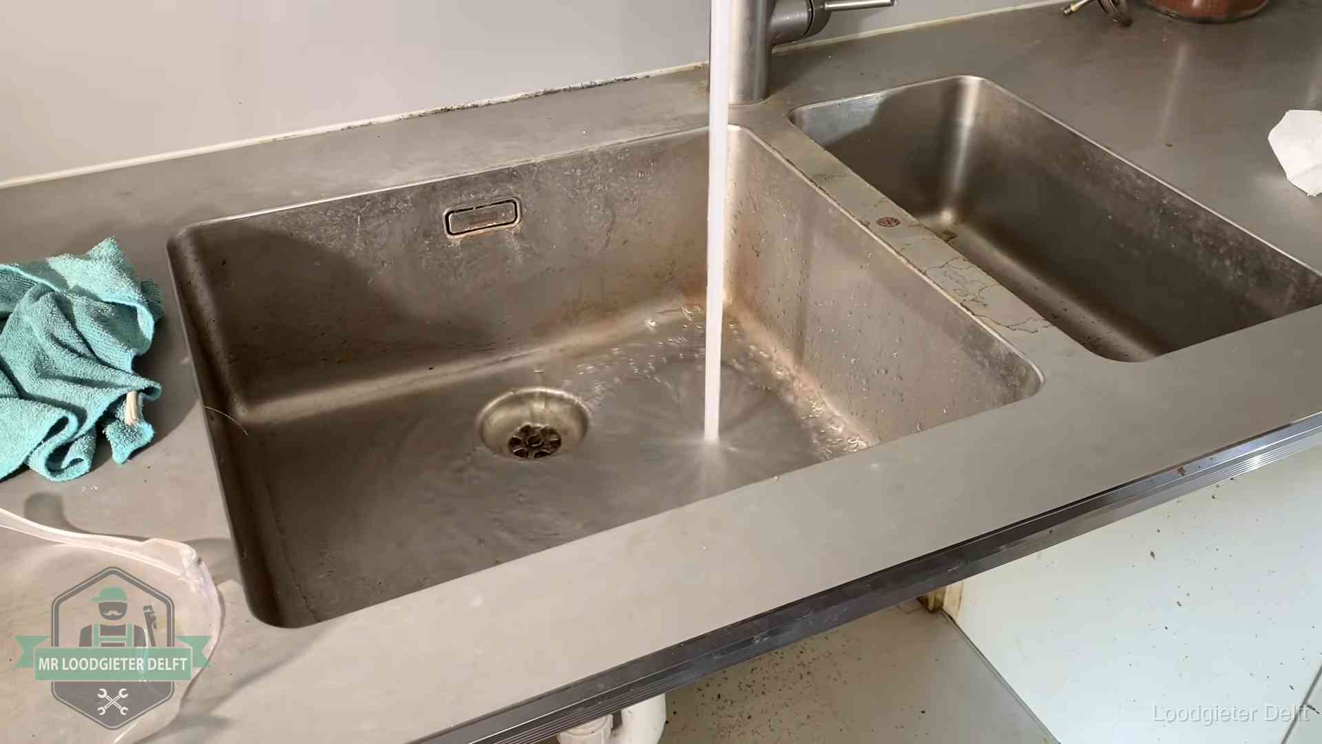 Doorstroomtest van de afvoer bij een gootsteen in Delft