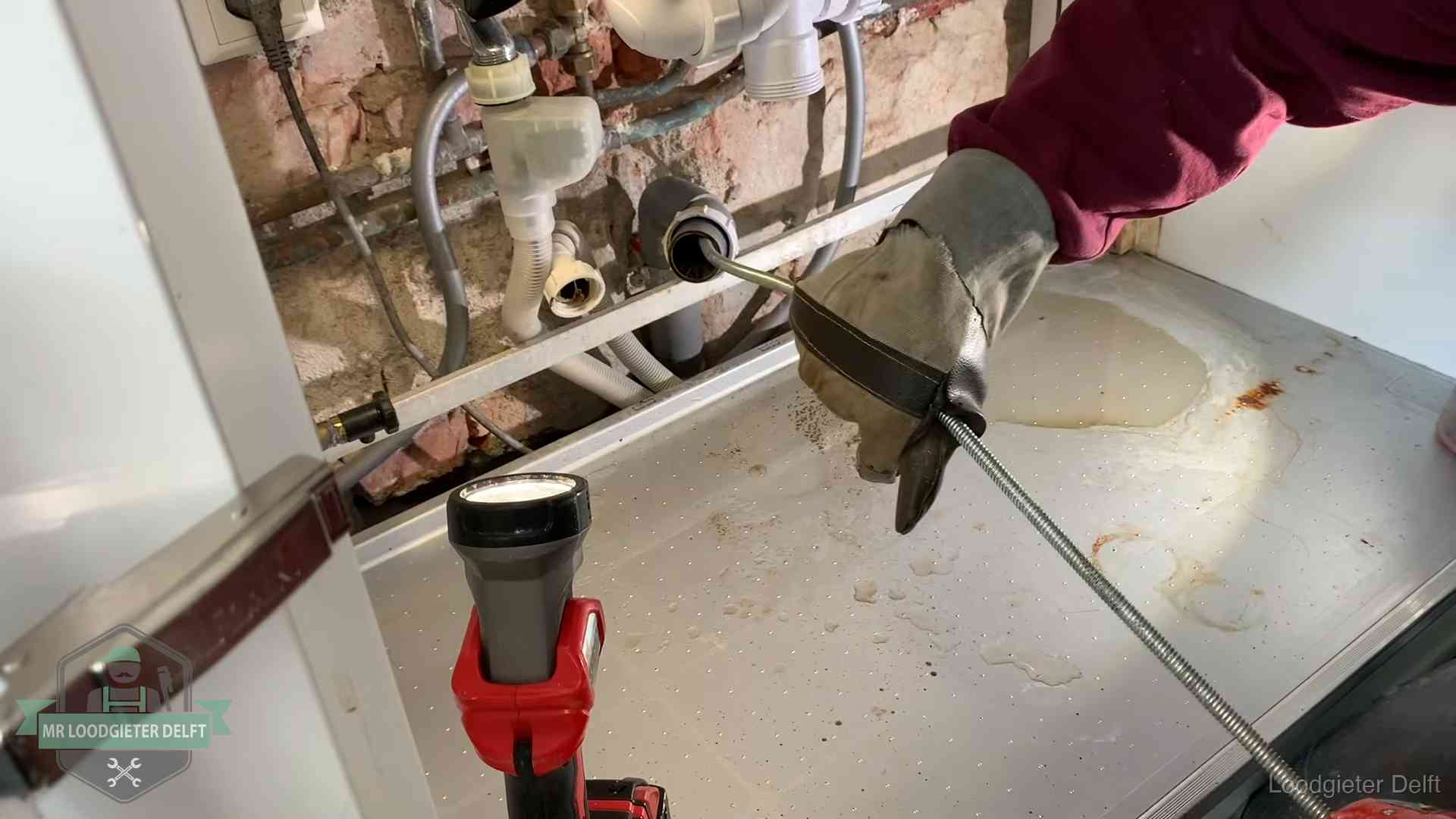 Ontstoppingsveer wordt preventief door een afvoeraansluiting gehaald in Delft