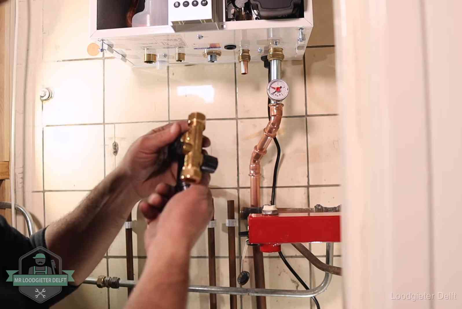 Zelf cv-druk bijvullen in Delft Vulkraan en manometer onder een cv-ketel voor het bijvullen van de waterdruk in Delft
