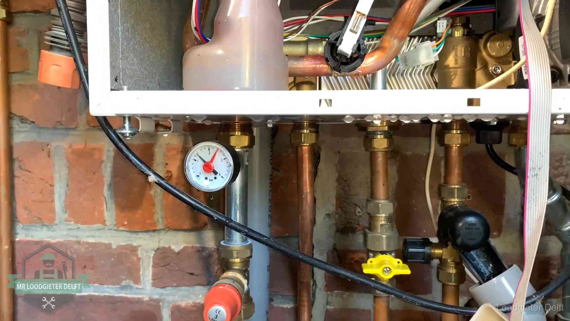 Cv-ketel verliest druk in Delft Manometer en aansluitleidingen onder een cv-ketel in Delft bij controle op drukverlies