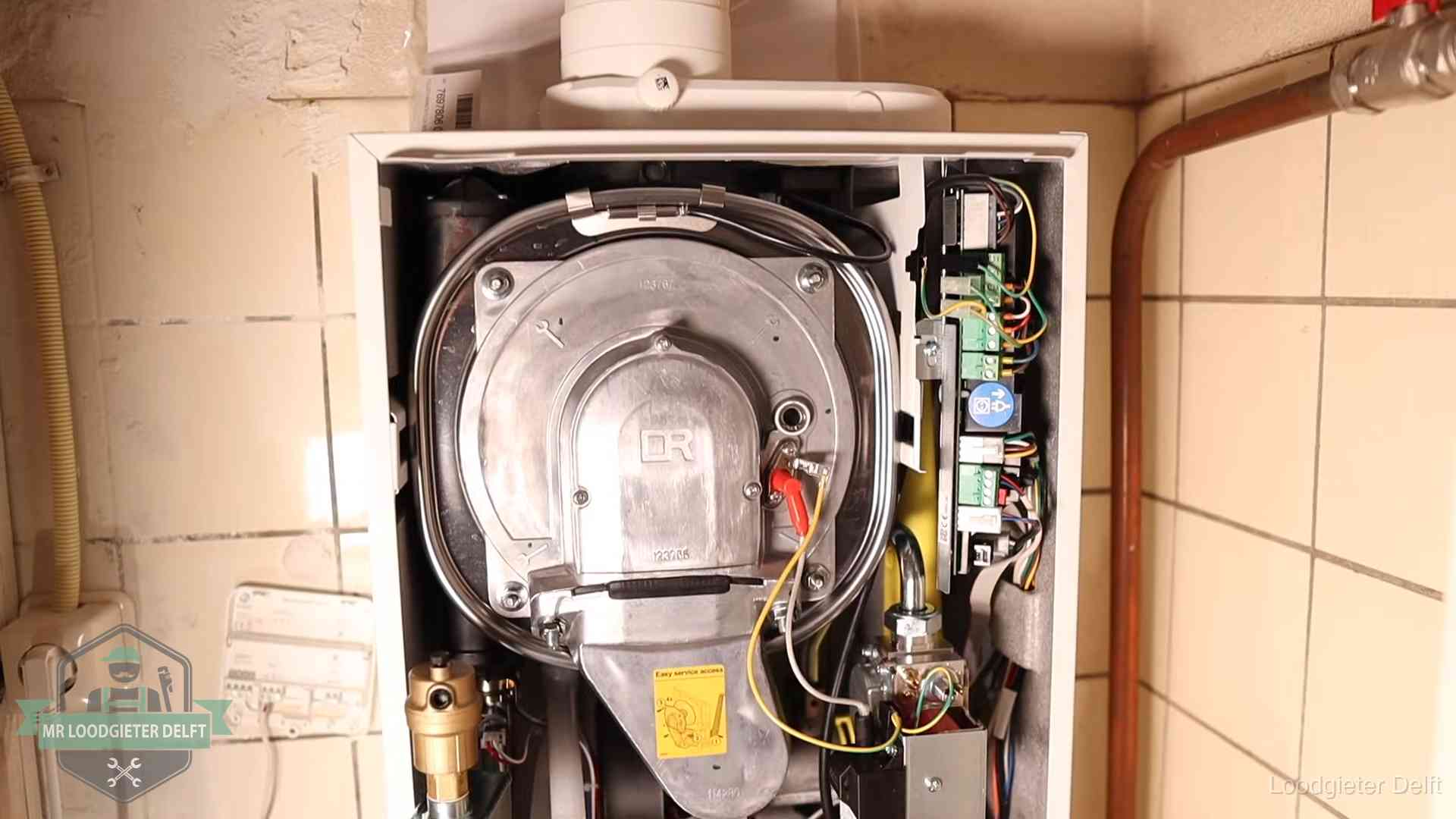 Hoe vaak cv-onderhoud in Delft Geopende cv-ketel met warmtewisselaar tijdens periodiek onderhoud in Delft