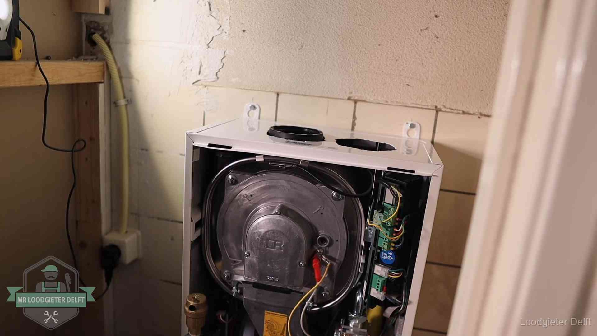 Onderhoudsbeurt cv-ketel in Delft Geopende cv-ketel tijdens een onderhoudsbeurt in Delft, met brander en warmtewisselaar zichtbaar