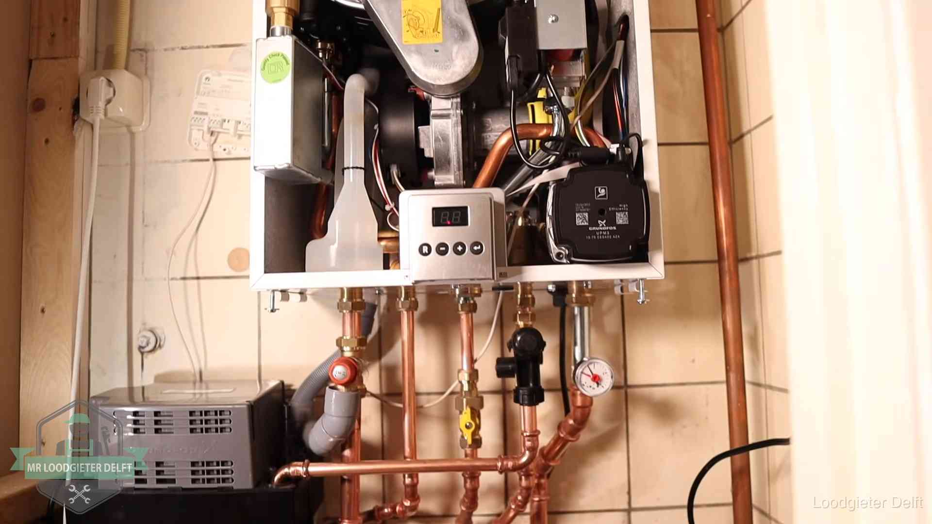 Zuiniger stoken na cv-onderhoud in Delft Geopende cv-ketel met brander en cv-pomp tijdens een onderhoudsbeurt in Delft