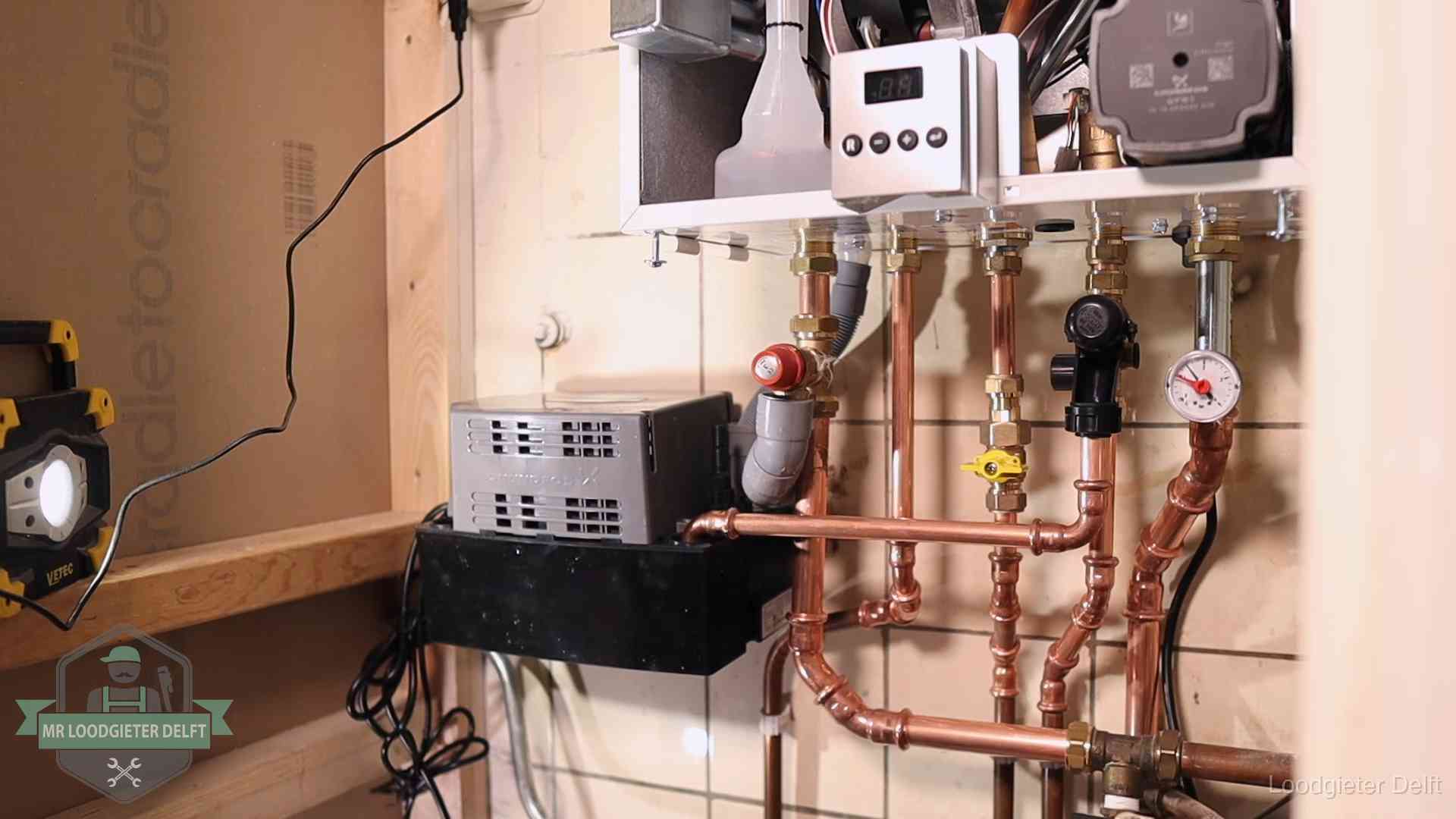 Levensduur van je cv-ketel in Delft Nieuw koperen leidingwerk met pomp en manometer onder een vervangen cv-opstelling in Delft