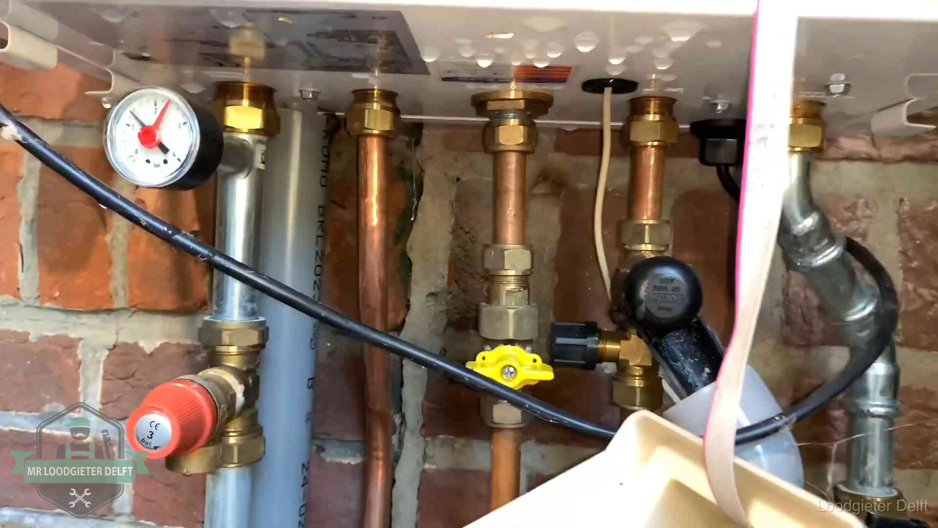 Kosten cv-ketel onderhoud in Delft Onderaansluitingen van een cv-ketel met manometer en gaskraan in Delft