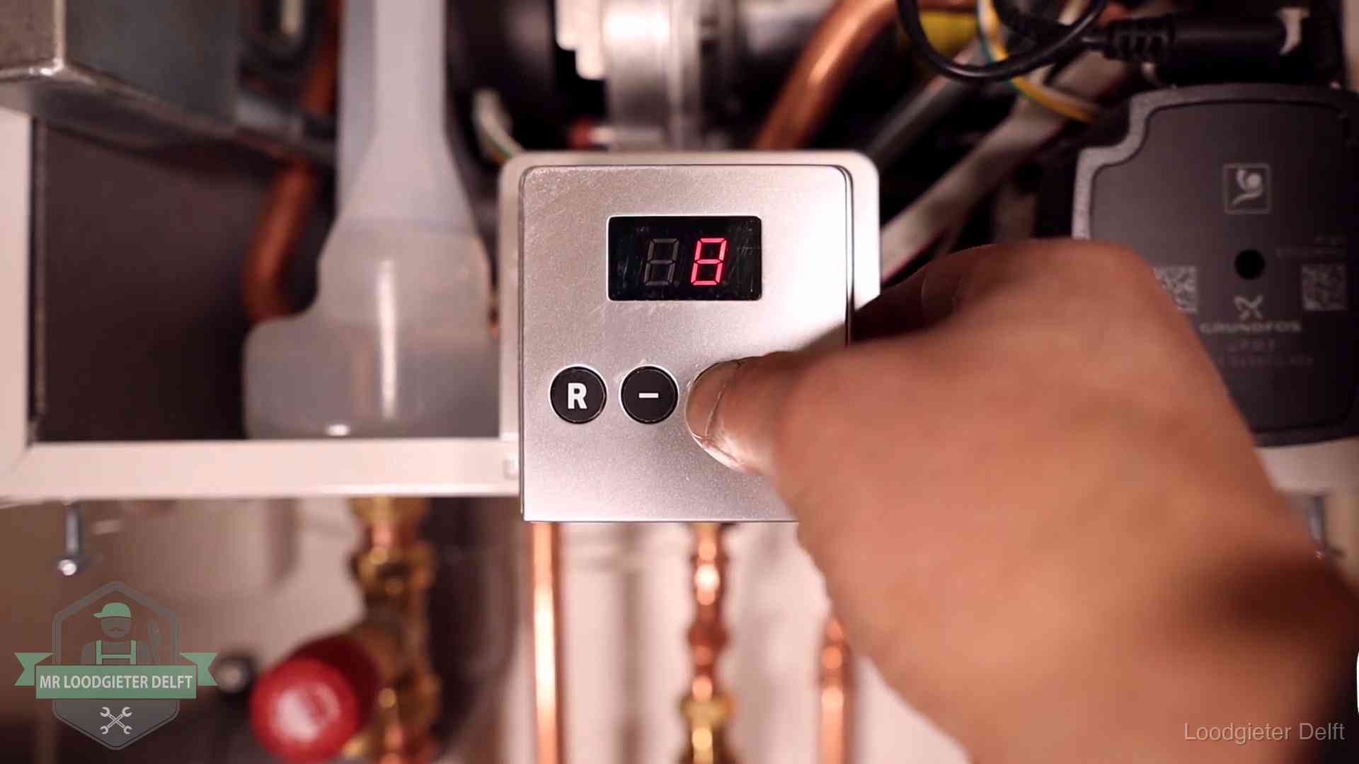 Cv-storing uitlezen in Delft Monteur bedient het display van een cv-ketel bij een storing in Delft