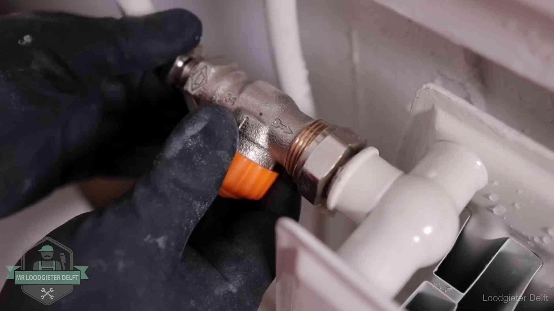 Je cv winterklaar maken in Delft Thermostaatkraan wordt gemonteerd op een radiator in Delft voor het stookseizoen