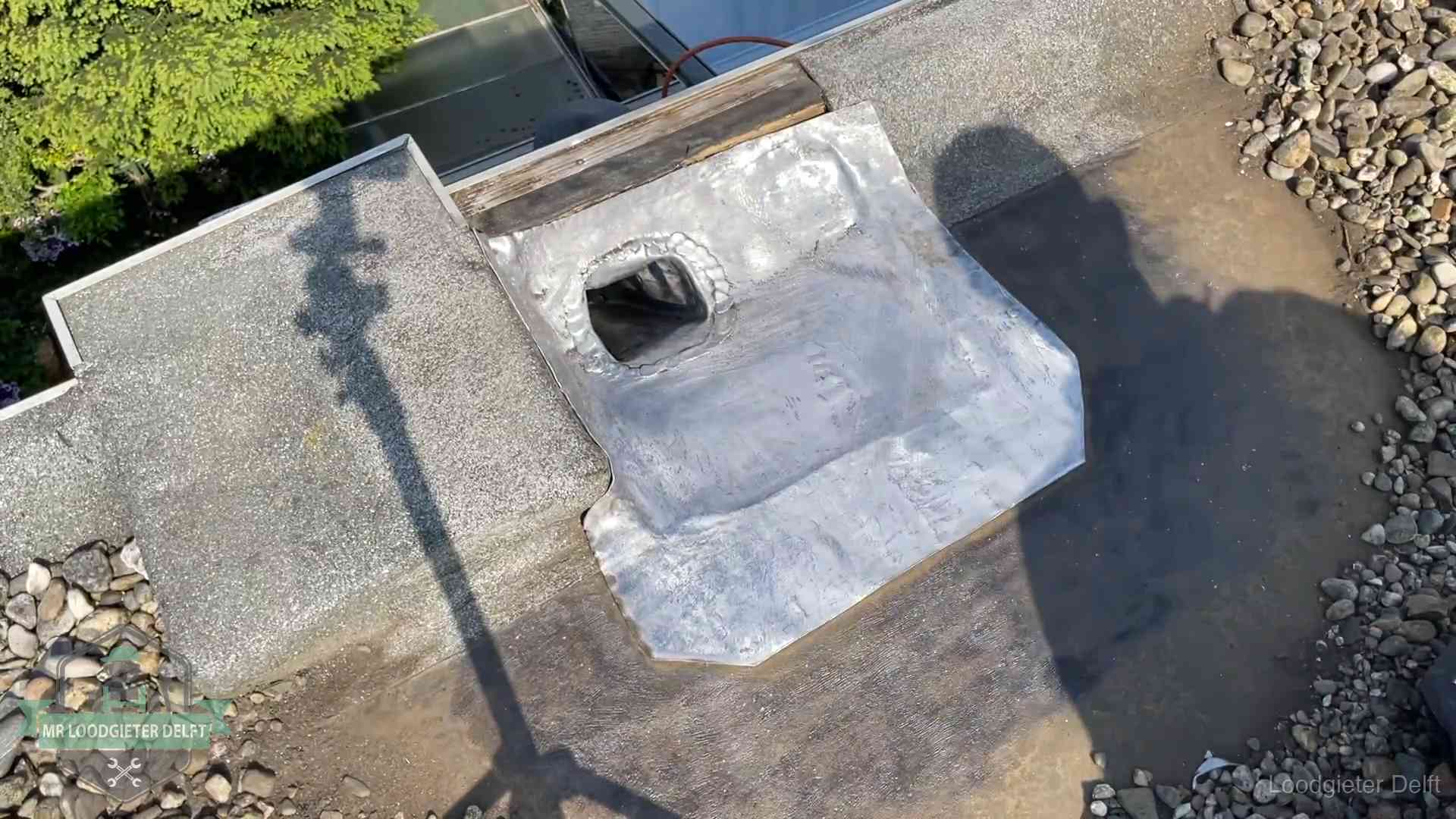 Vers afgedichte dakdoorvoer met lood en zink op een plat dak in Delft