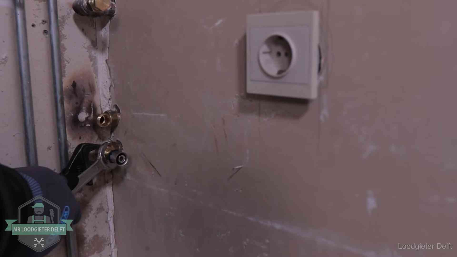 Erkend vakmanschap in Delft Monteur draait een perskoppeling vast op een leidingaansluiting in Delft