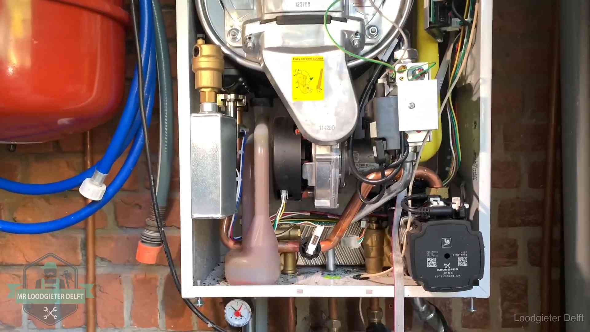 Expansievat en waterdruk in Delft Geopende cv-ketel met rood expansievat in een woning in Delft