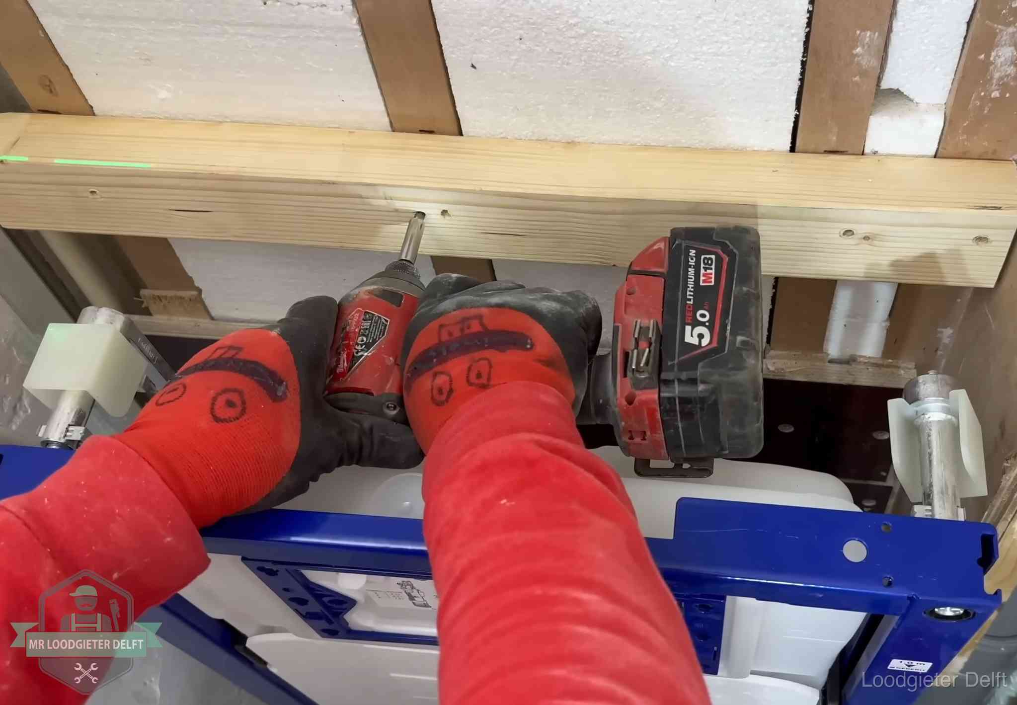 Fout in de wc-installatie opsporen in Delft Monteur bevestigt een inbouwreservoir voor een hangend toilet in Delft