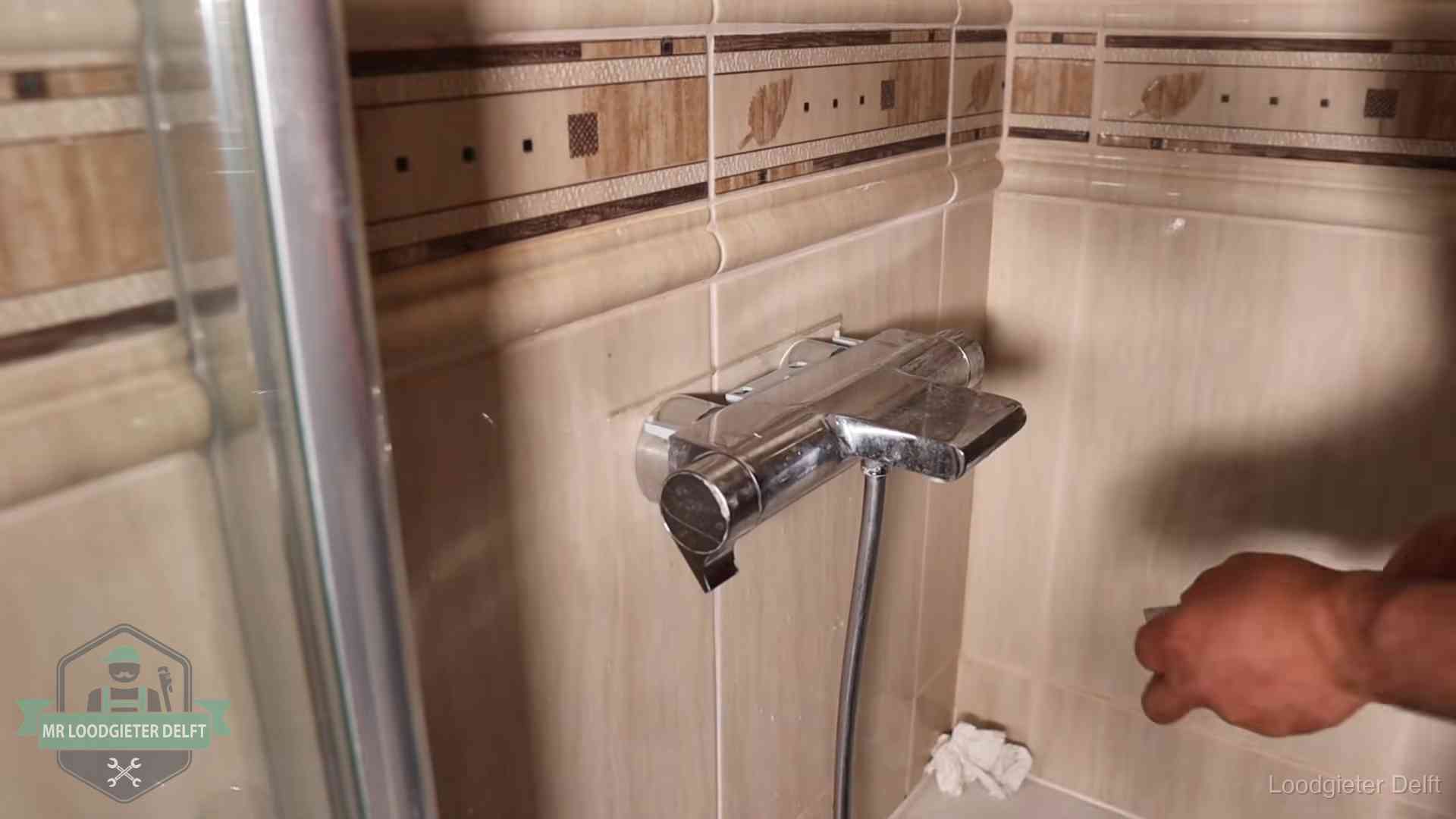 Kalkaanslag en je cv-ketel in Delft Verkalkte douche-mengkraan in Delft, hetzelfde kalk dat zich in de warmtewisselaar afzet