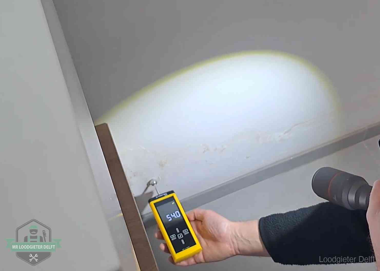 Lekdetectie-technieken in Delft Vochtmeter tegen een natte wand met lekkagesporen in Delft