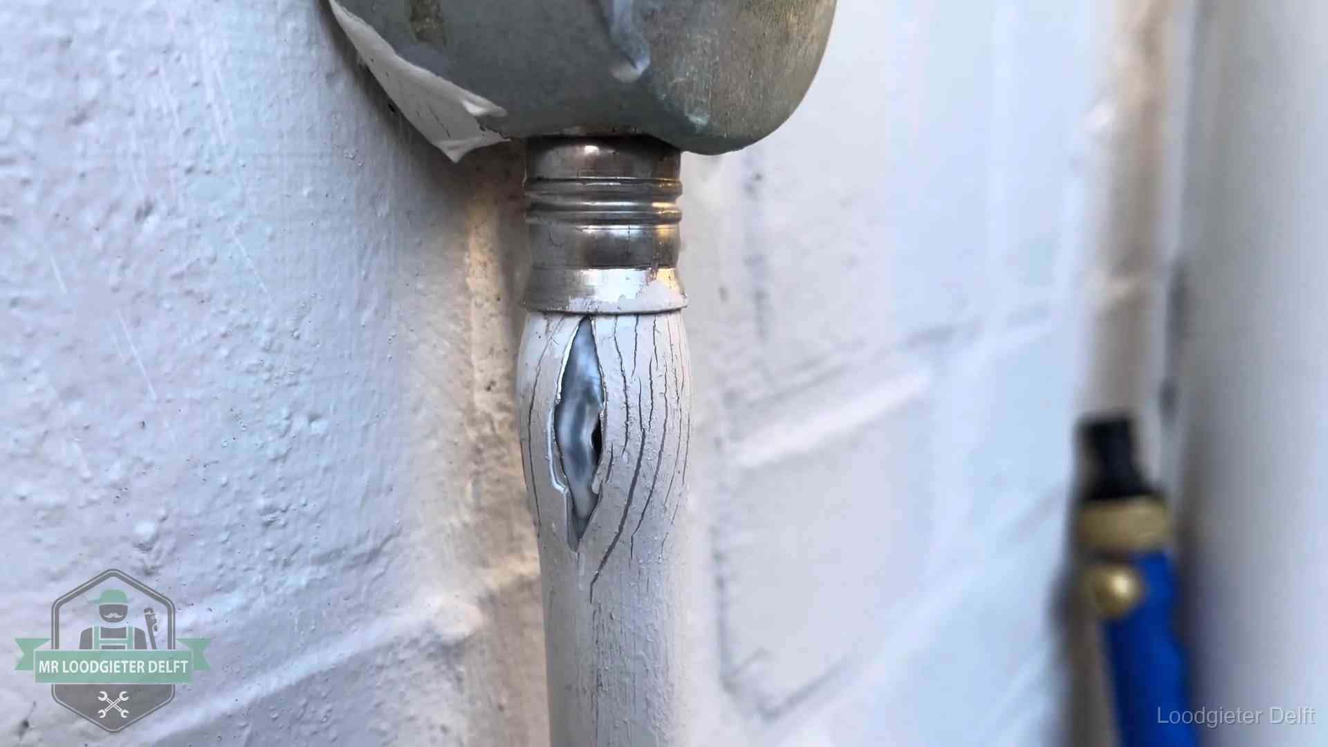 Wanneer lekdetectie in Delft Oude waterleiding in Delft waar de verf openscheurt, een stille aanwijzing voor een beginnend lek