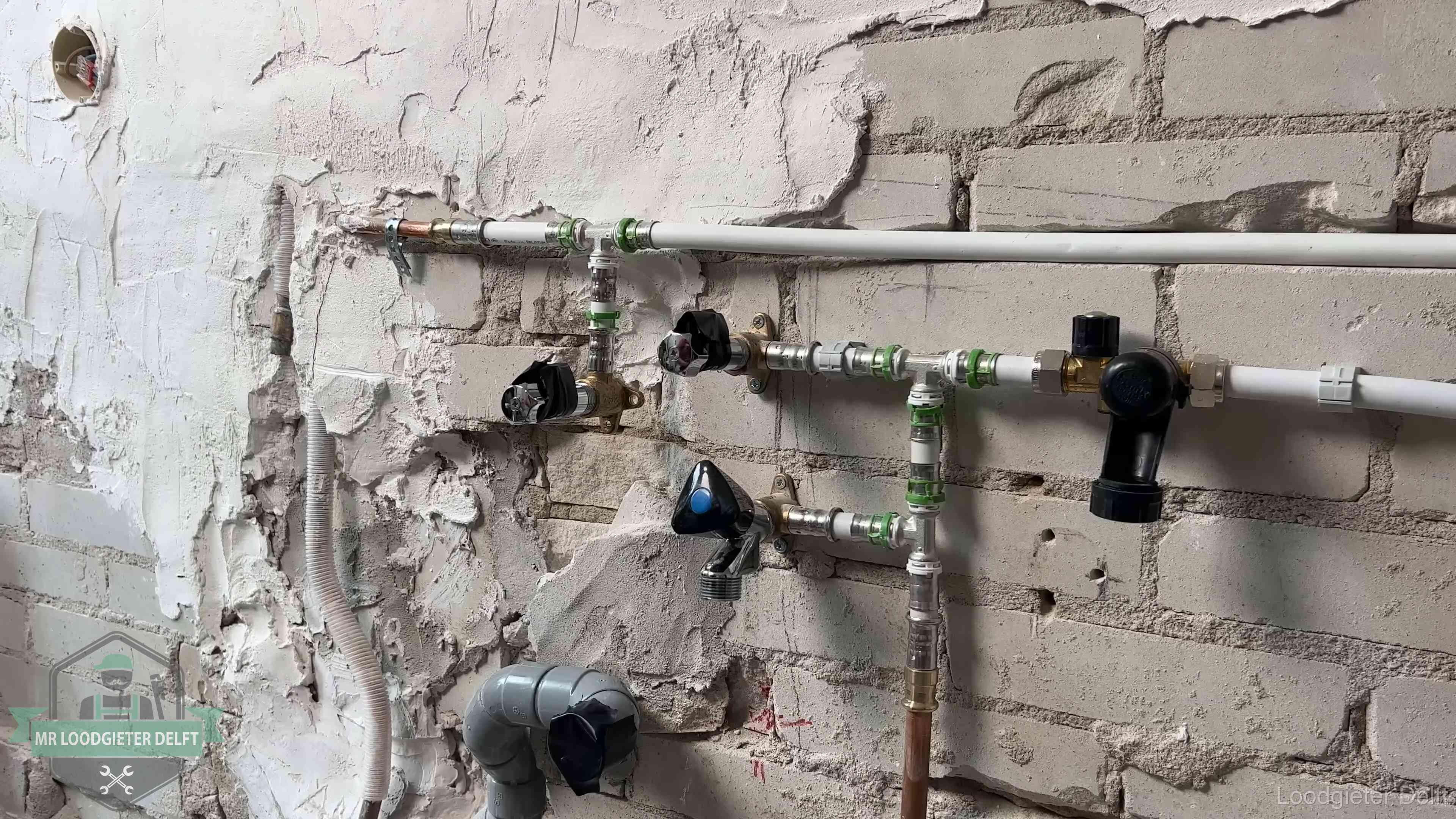 Diensten van ons loodgietersbedrijf in Delft Nieuw aangelegd leidingwerk met persfittingen tijdens een verbouwing in Delft