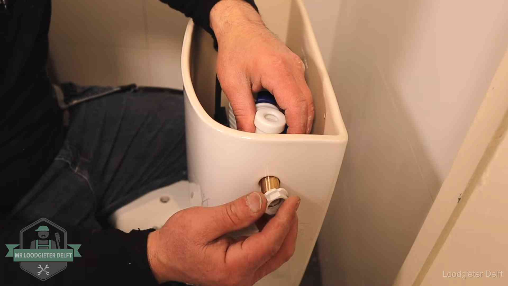 Loodgieter voor je verstopte wc in Delft Loodgieter monteert de vlotterkraan van een stortbak bij een toilet in Delft