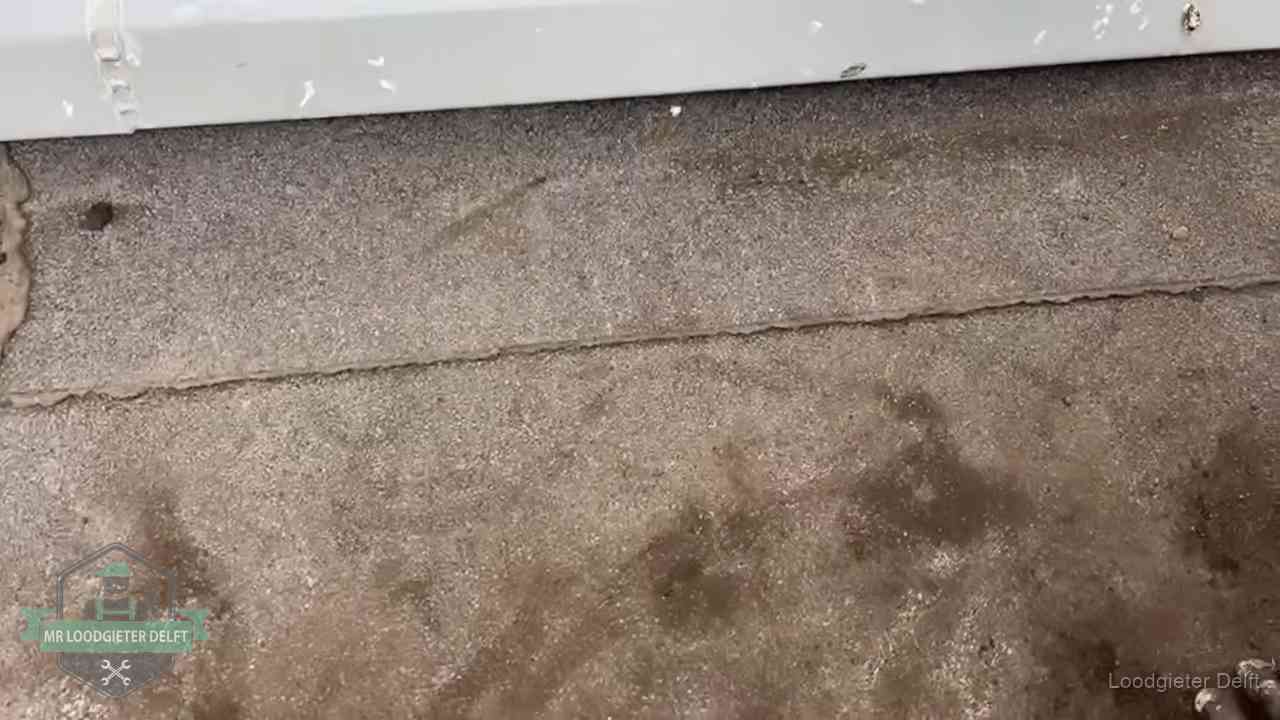 Vochtplekken bij de naad van een plat dak na aanhoudende regen in Delft