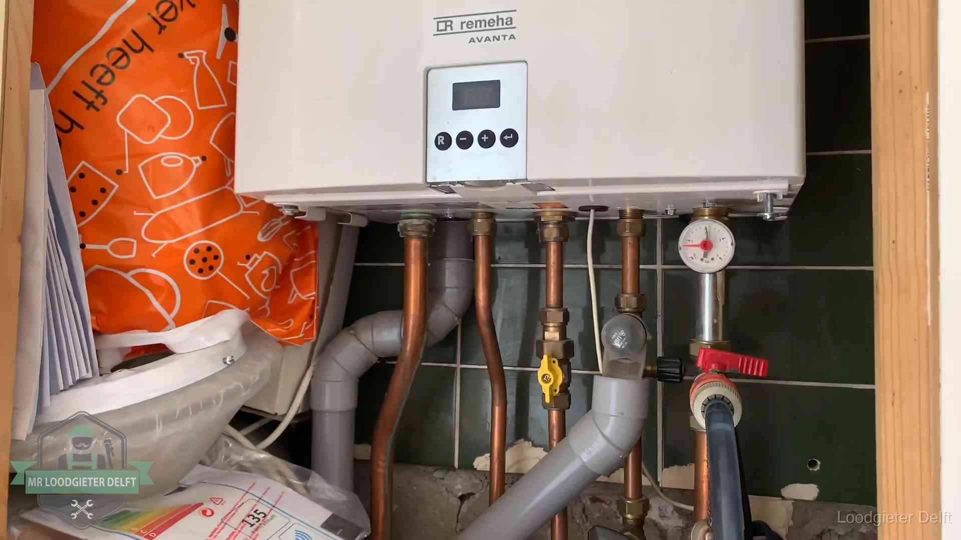 Remeha cv-ketel onderhoud in Delft Oudere Remeha cv-ketel in een ketelkast in een woning in Delft