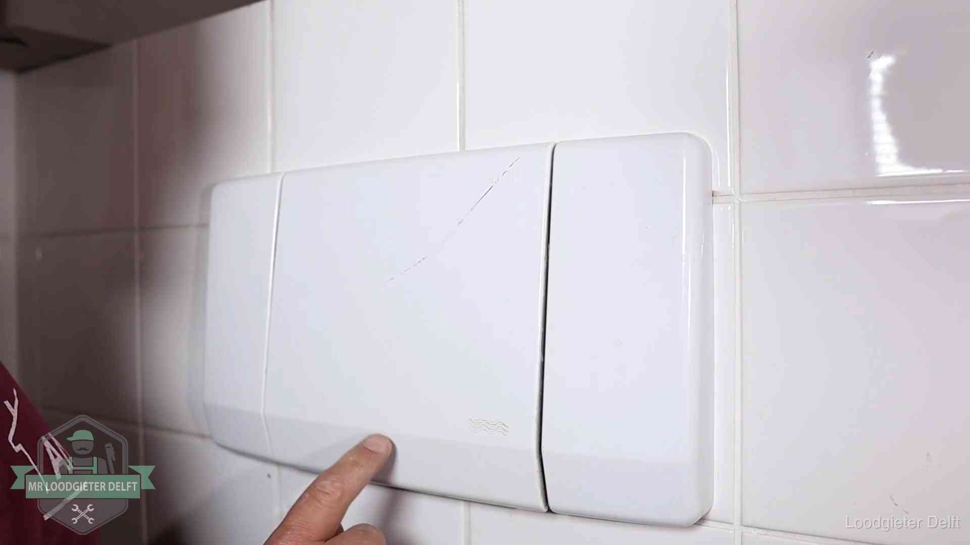 Oorzaken van een verstopte wc in Delft Bedieningspaneel van een inbouwreservoir van een hangend toilet in Delft