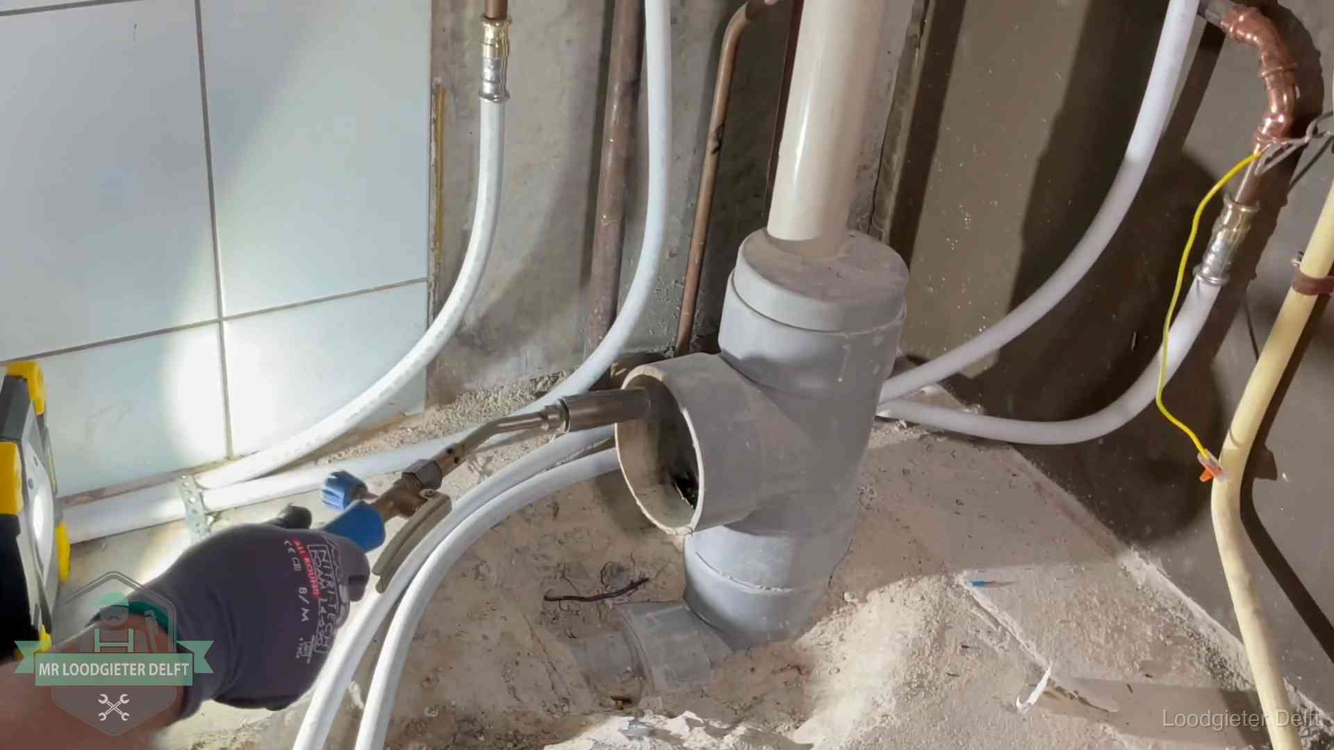 Loodgieter werkt aan leidingen bij de pvc-standleiding van een huurwoning in Delft