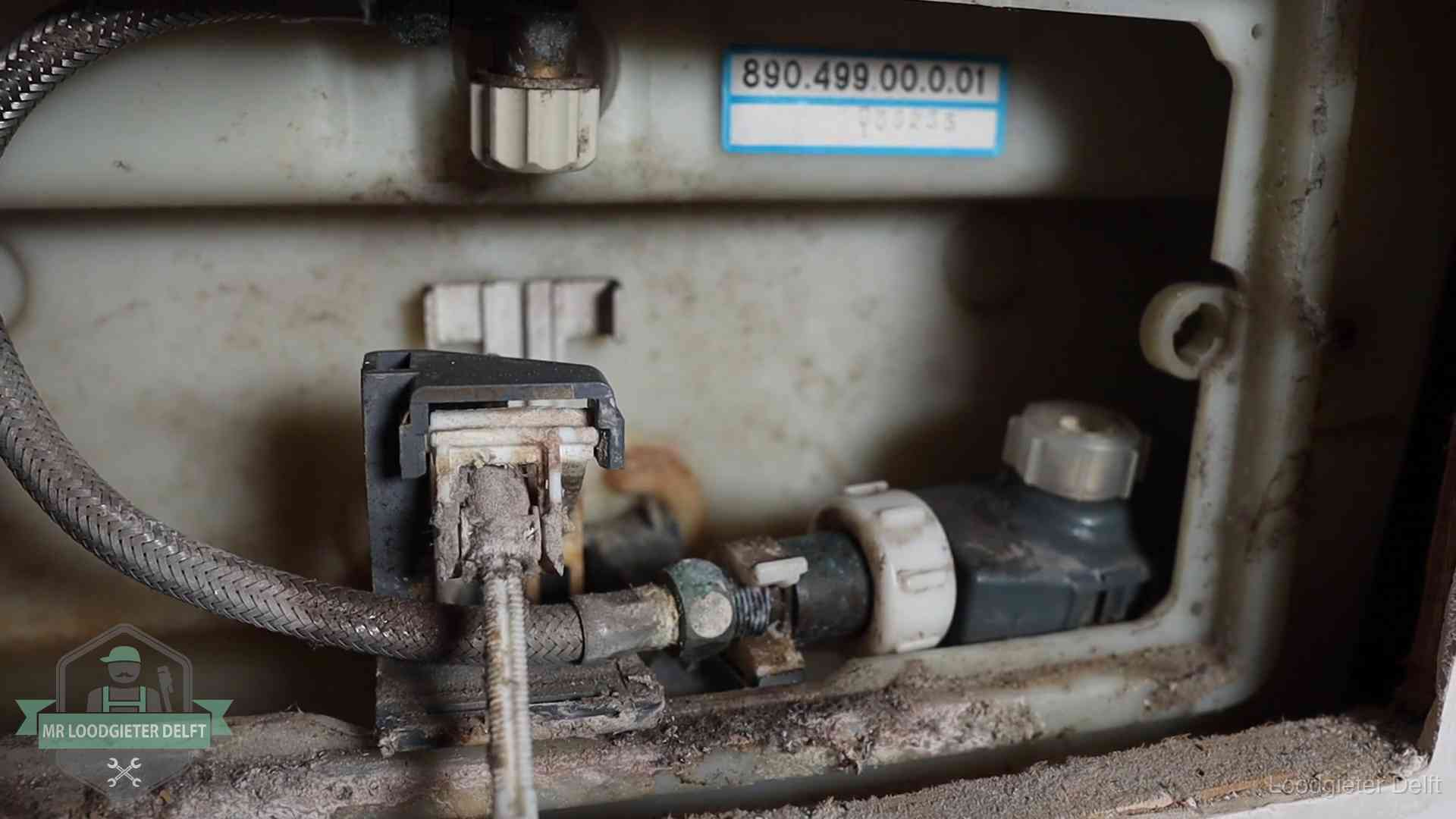 Stortbak en spoelmechanisme in Delft Verkalkt binnenwerk van een stortbak met vlotterkraan in Delft