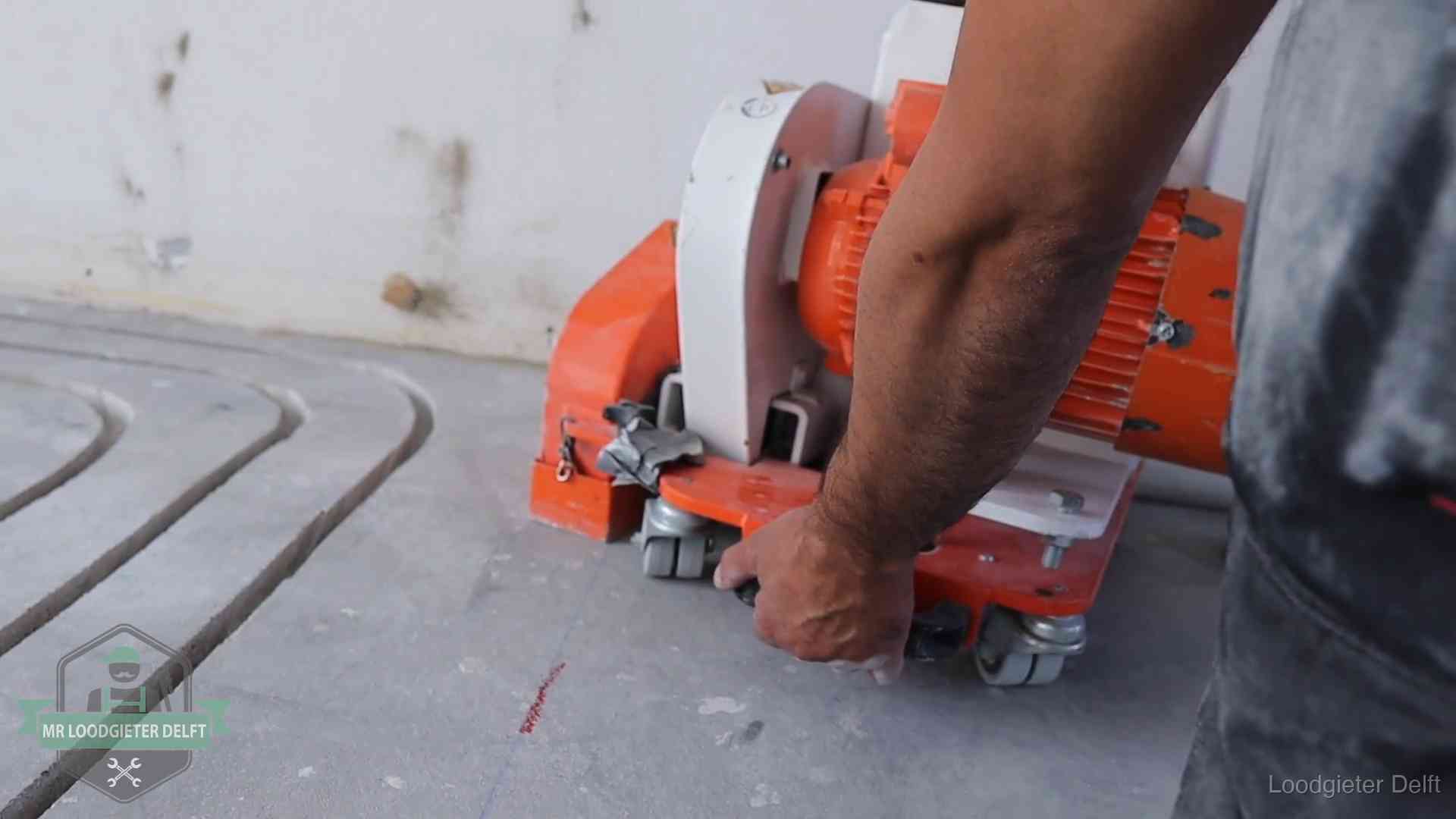 Lekkage in de vloerverwarming opsporen in Delft Sleuvenpatroon voor vloerverwarming in de dekvloer van een woning in Delft