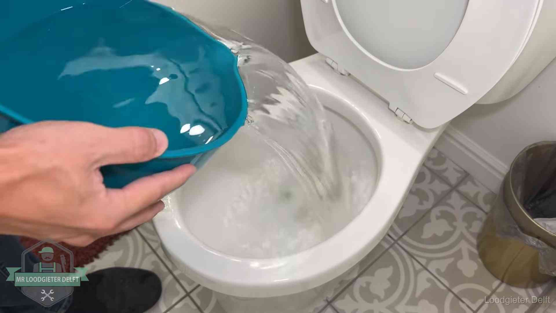 De warm-water-methode in Delft Warm water wordt voorzichtig in de wc-pot gegoten in Delft