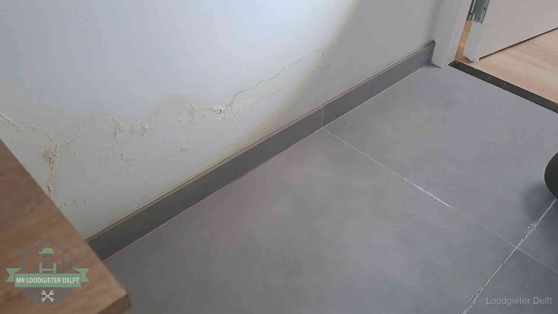 Waterschade met kalkuitbloeiing op een binnenwand in Delft, vastgelegd voor de verzekering