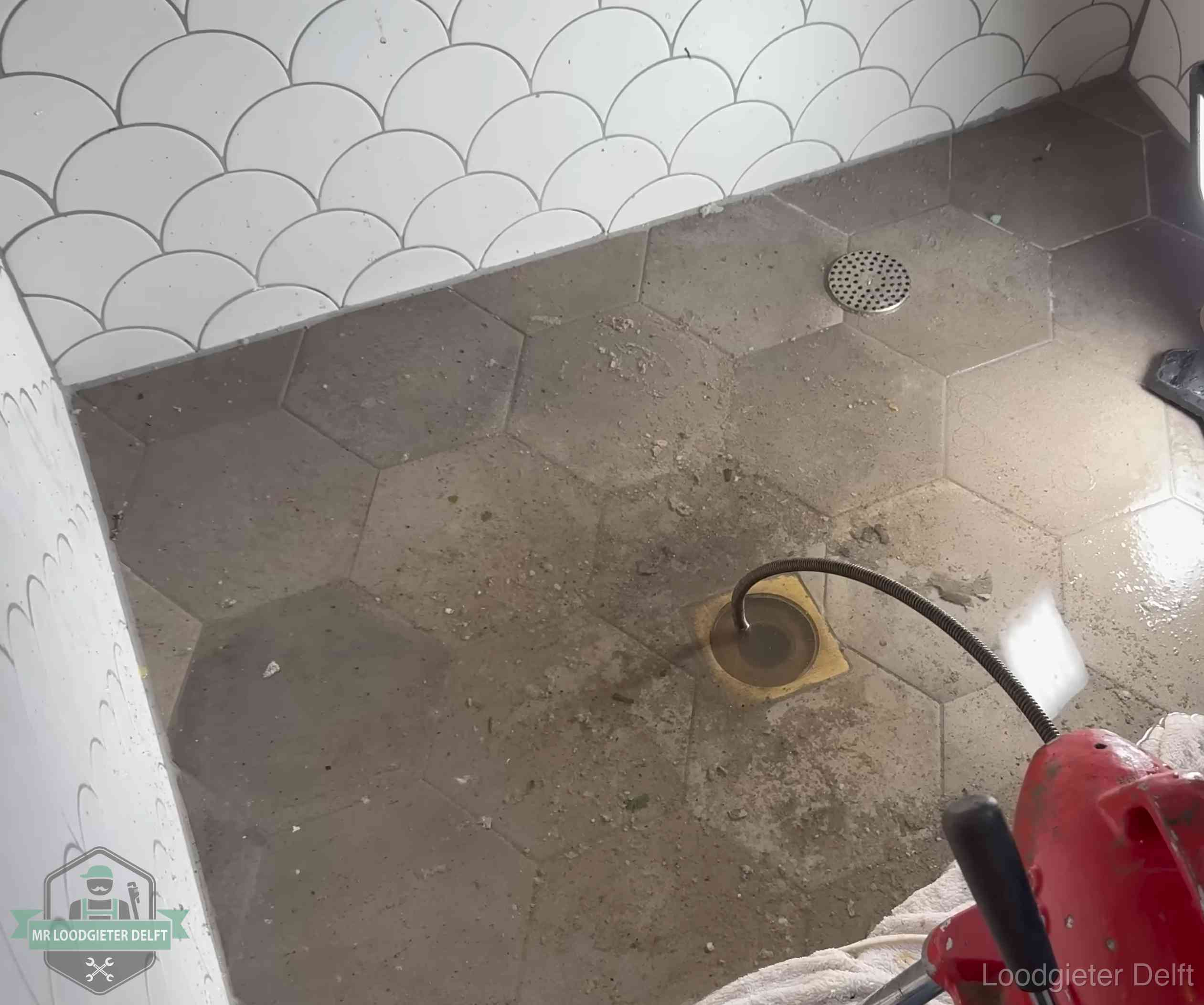 Stank uit wc of vloerput in Delft Vloerput met waterslot in een badkamer in Delft, een bron van stank als het waterslot droogstaat