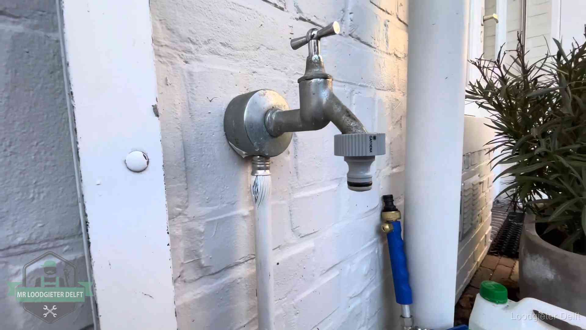 Hoge waterrekening in Delft Buitenkraan met slangaansluiting bij een woning in Delft, sluipverbruik zie je terug op de waterrekening