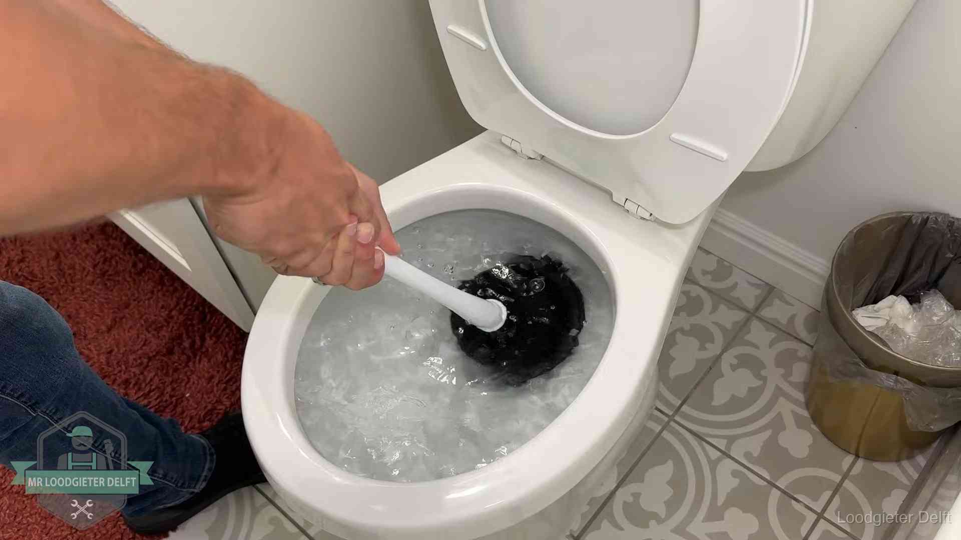 Zelf je wc ontstoppen in Delft Zelf de wc ontstoppen met een plopper in Delft, het water kolkt in de pot