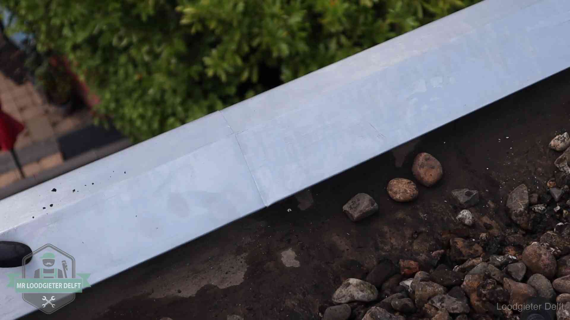 Strak gesoldeerd naaddetail in een zinken daktrim op een dak in Delft